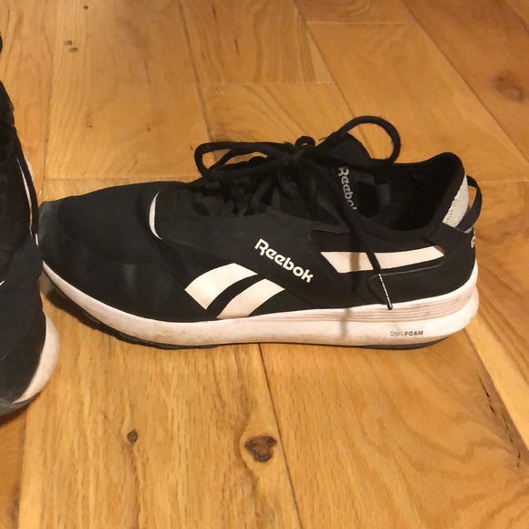 Reebok size 9,5 shoes - Picture 5 of 10